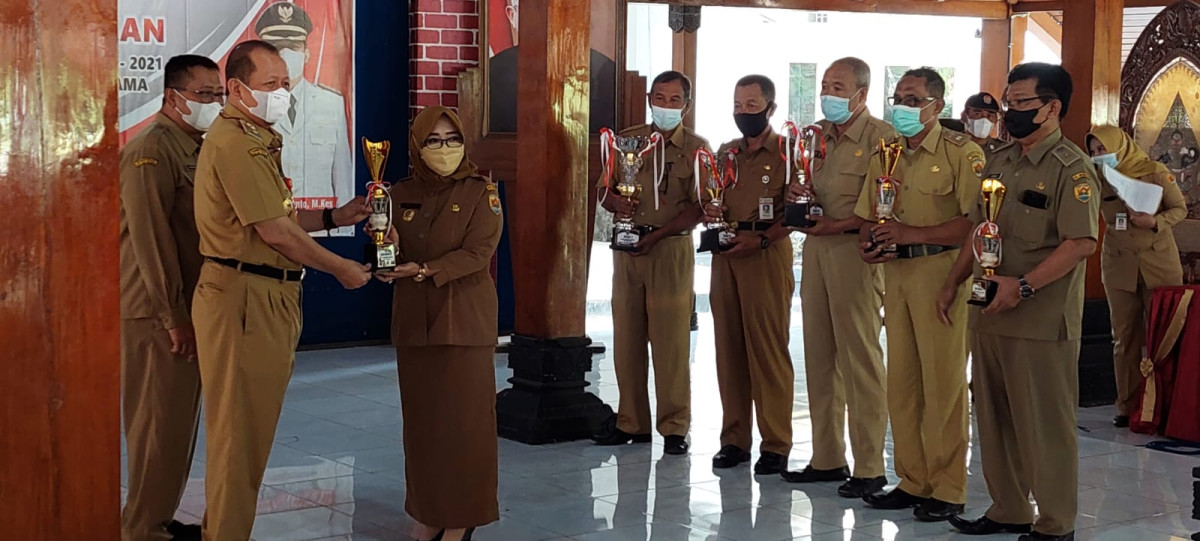 Penyerahan dari Bapak Wakil Bupati kepada Kepala Desa Geyer